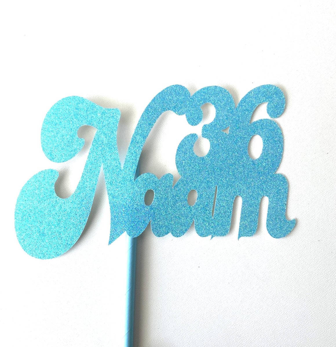 Taarttopper | Cake topper | Teksttopper I Naam en leeftijd| 16 cm | Sierletters | Blauw glitter | karton